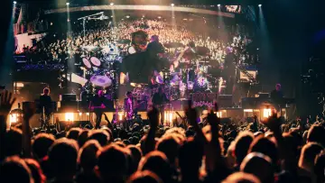 Задник к фильму "The Cure: The Show Of A Lost World (Troxy Live 2024)" #932189