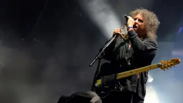 Задник к фильму "The Cure: The Show Of A Lost World (Troxy Live 2024)" #932191