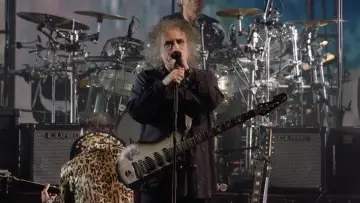 Задник к фильму "The Cure: The Show Of A Lost World (Troxy Live 2024)" #932192