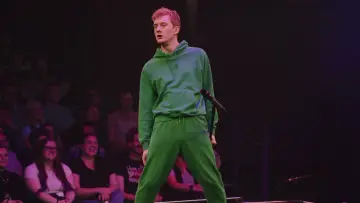 Задник к фильму "James Acaster: Hecklers Welcome" #681916