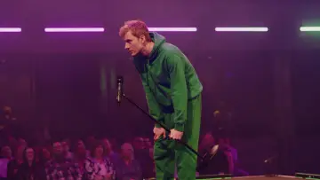 Задник к фильму "James Acaster: Hecklers Welcome" #681920