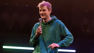 Задник к фильму "James Acaster: Hecklers Welcome" #681922