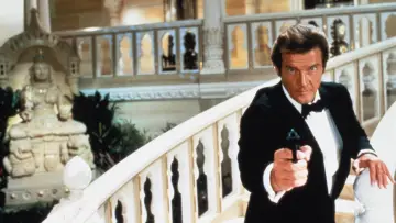 Задник к фильму "From Roger Moore with Love" #704278