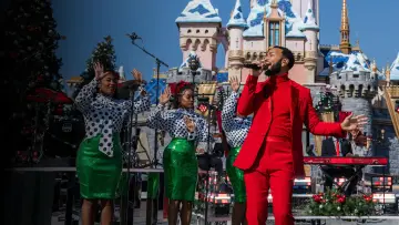 Задник к фильму "Disney Parks Magical Christmas Day Parade" #735245