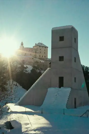 Постер к фильму "Nos chastè – Das Schloss Tarasp und seine märchenhafte Geschichte" #1631642