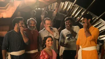 Задник к фильму "ఆర్‌ఆర్‌ఆర్‌: బిహైండ్‌ అండ్‌ బియాండ్‌" #920286