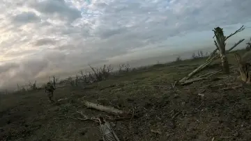 Задник к фильму "2000 Meters to Andriivka" #539417