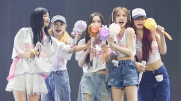 Задник к фильму "레드벨벳 해피니스 다이어리 : 마이 디어, 레베럽 인 시네마" #1712318