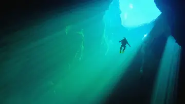 Задник к фильму "Deeper" #1140616