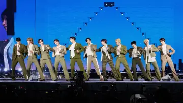 Задник к фильму "세븐틴 [라잇 히어] 월드 투어 인 시네마" #981838