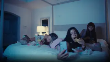 Задник к фильму "Bitches" #1747029
