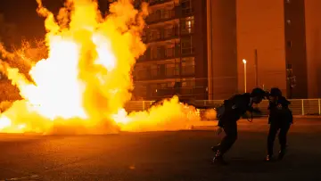 Задник к фильму "爆弾" #912656