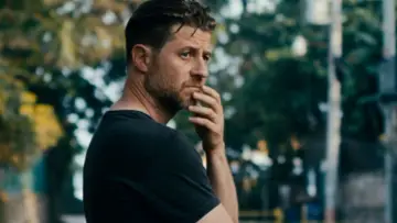 Задник к фильму "Everyone Is Lying to You for Money" #775625