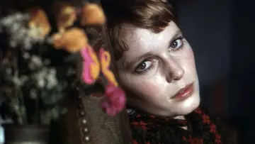 Задник к фильму "Mia Farrow, en clair-obscur" #879387