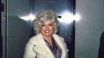 Задник к фильму "Dolly Parton: Still Rockin