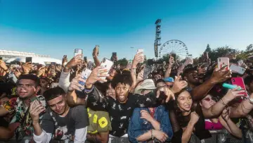 Задник к фильму "Полный провал: трагедия на фестивале Astroworld" #789740