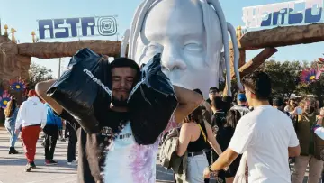 Задник к фильму "Полный провал: трагедия на фестивале Astroworld" #789742
