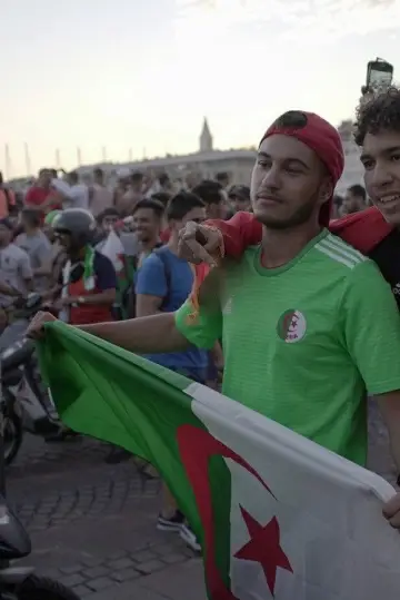Постер к фильму "Marseille, 14 juillet" #821569