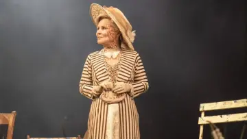 Задник к фильму "National Theatre Live: Mrs. Warren