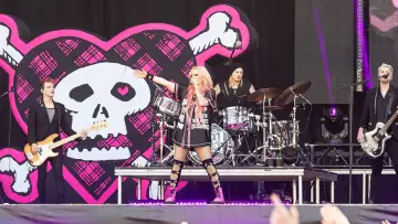 Задник к фильму "Avril Lavigne au Main Square Festival" #1567157