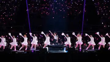 Задник к фильму "2024 IU HEREH WORLD TOUR CONCERT ENCORE：THE WINNING" #703243