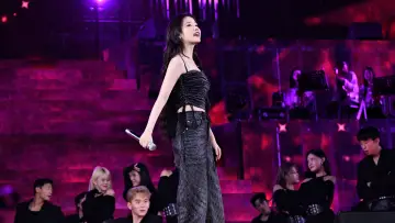 Задник к фильму "2024 IU HEREH WORLD TOUR CONCERT ENCORE：THE WINNING" #703245