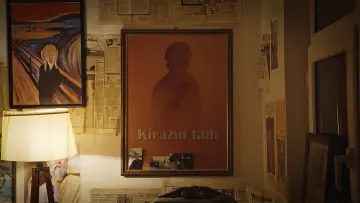 Задник к фильму "Kırağı Tutmuş Yaprak" #1192635