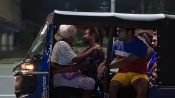 Задник к фильму "මෝඩ තරිඳු" #903593