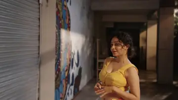 Задник к фильму "මෝඩ තරිඳු" #903596