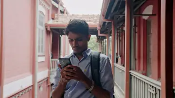 Задник к фильму "මෝඩ තරිඳු" #903597