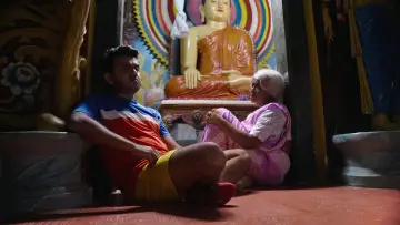 Задник к фильму "මෝඩ තරිඳු" #903598