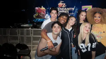 Задник к фильму "Descendants/ZOMBIES Worlds Collide - Concert Special" #792900