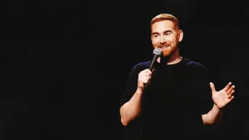 Задник к фильму "Andrew Santino: White Noise" #1624217