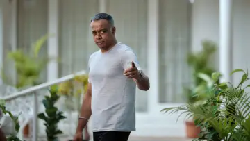 Задник к фильму "கார்மேனி செல்வம்" #844155