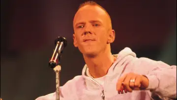 Задник к фильму "Jimmy Somerville, rebelle queer de la pop anglaise" #928271