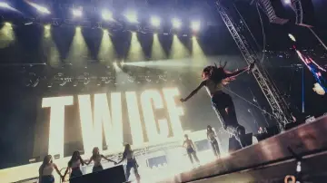 Задник к фильму "TWICE: Up Next - Lollapalooza Chicago 2025" #1798152