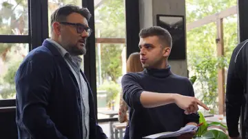 Задник к фильму "Γελοίοι Έρωτες" #778352