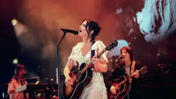 Задник к фильму "Apple Music Live: Gracie Abrams" #923889