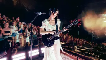 Задник к фильму "Apple Music Live: Gracie Abrams" #923890