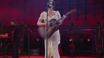 Задник к фильму "Apple Music Live: Gracie Abrams" #923896