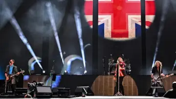 Задник к фильму "Def Leppard: Diamond Star Heroes – Live From Sheffield" #1697268