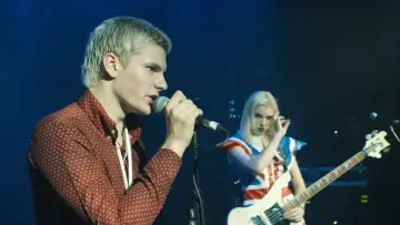 Задник к фильму "David Bowie – Heroes Never Die" #541527
