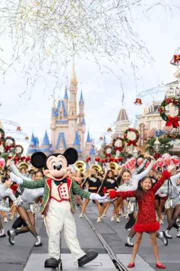 Постер к фильму "Disney Parks Magical Christmas Day Parade" #688123