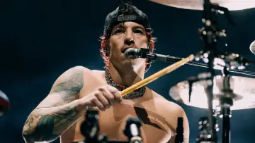 Задник к фильму "Twenty One Pilots: More Than We Ever Imagined" #767538