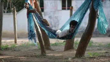 Задник к фильму "சிக்கலான குடும்பத்தின் உறுப்பினர்கள்" #538246