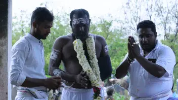 Задник к фильму "சிக்கலான குடும்பத்தின் உறுப்பினர்கள்" #538247