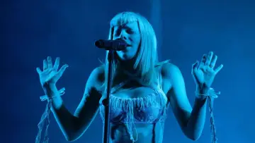 Задник к фильму "AURORA: What Happened to the Earth? Live From Mexico City" #537531