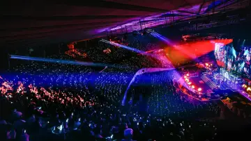Задник к фильму "LE SSERAFIM TOUR 