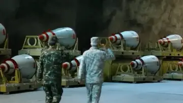 Задник к фильму "Iran, Israël et la bombe" #1140272