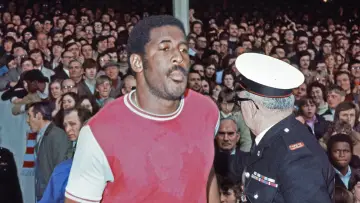 Задник к фильму "Transforming the Beautiful Game: The Clyde Best Story" #770377